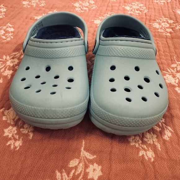 Fur lined Blue Crocs - Picture 4 of 6